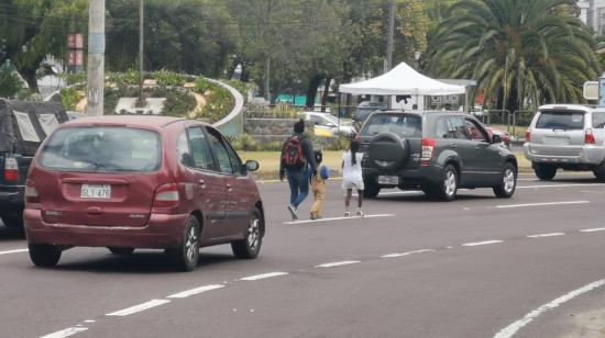 Niños piden caridad en las calles de Quito, el 16 de julio de 2019.