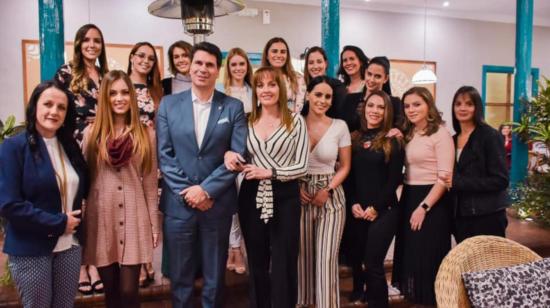 El alcalde Pedro Palacios, junto a algunas de las exreinas de Cuenca durante la presentación del certamen.