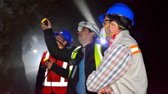 Trabajadores de Ecuagoldmining recorren parte del túnel de la mina en Río Blanco, en Azuay.