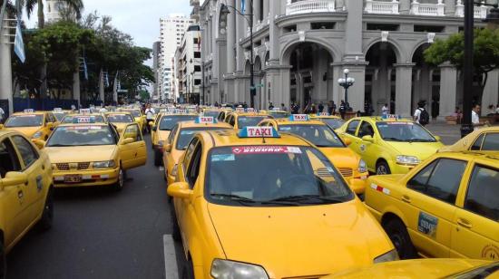 Cerca de 100 conductores de taxis protestaron afuera de la Gobernación del Guayas, centro de Guayaquil. 