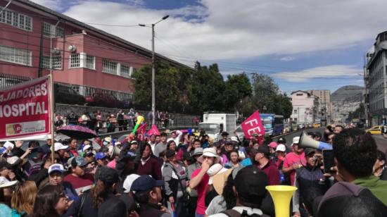 Trabajadores del Sindicato de la Salud protestan en el sector de la Maternidad Isidro Ayora, en el centro norte de Quito, el 17 de julio de 2019.