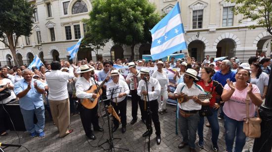 Las fiestas julianas iniciaron con una serenata a Guayaquil en las afueras del Municipio. 