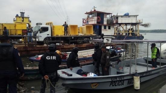 El operativo de la Policía y Armada logró detener a dos sujetos que asaltaron una embarcación camaronera en el Golfo de Guayaquil. 