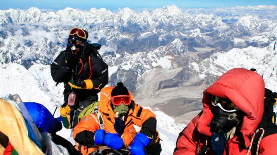 Imagen de archivo de un grupo de escaladores llegando a la cumbre del monte Everest, en Nepal.