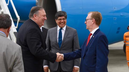 El secretario de Estado de los Estados Unidos, Mike Pompeo, el canciller ecuatoriano José Valencia y el embajador estadounidense en Ecuador, Michael Fitzpatrick, a la llegada de Pompeo a Ecuador.