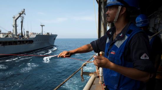 Un navío de la Armada de Estados Unidos patrulla una parte del Golfo Pérsico. 