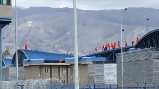 Captura de pantalla de uno de los videos que circulan en redes sociales sobre el amotinamiento en la cárcel de Latacunga, en diciembre de 2020.