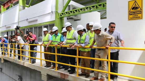 Una vez concluidas las reparaciones en la represa San Vicente, Correa inauguró el proyecto hídrico Chongón en noviembre del 2014. 