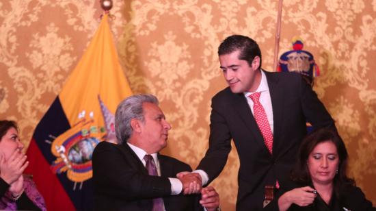 El Presidente Lenín Moreno saluda a  Richard Martínez, ministro de Economía y Finanzas.