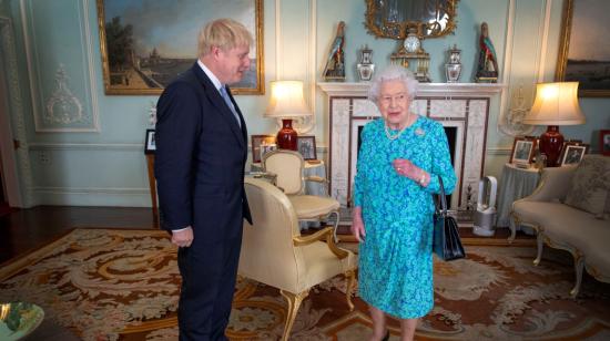 La Reina Elizabeth II y Boris Johnson  en el Palacio de Buckingham.