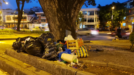 Cuando llegan las 17:00, la basura comienza a acumularse en las avenidas principales de Urdesa, norte de la ciudad. 