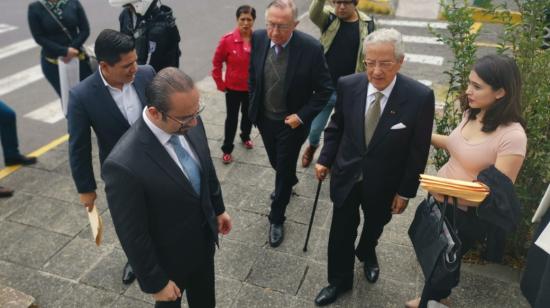 Pablo Dávila, Hernán Pérez Loose y José Ayala Lasso fueron a la Corte Constitucional, en Quito.