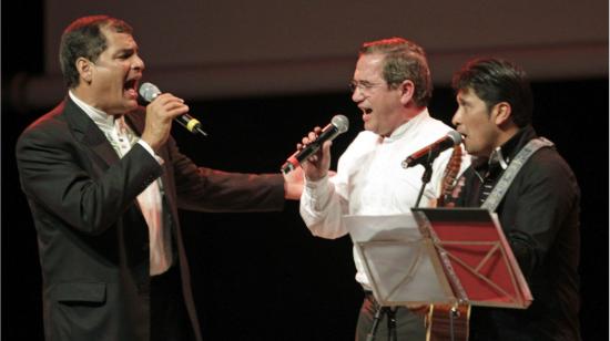 El expresidente Rafael Correa y el excanciller Ricardo Patiño, en 2014, en Cataluña, España.