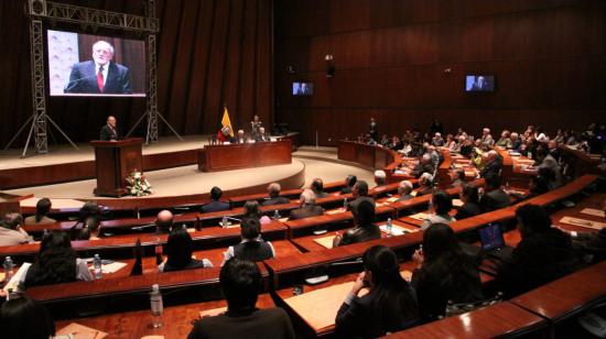 El salón del ex Senado, conocido como salón José María Lequerica, se ubica al lado del Pleno de la Asamblea, en el Palacio Legislativo.