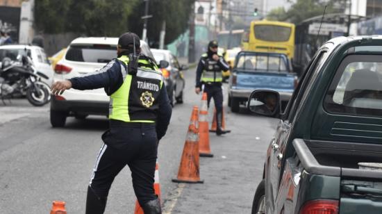 Imagen referencial. Efectivos de la AMT controlando el tránsito en el Distrito Metropolitano de Quito.