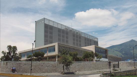 El Palacio Legislativo, construido en 1960, ubicado en el centro norte de Quito.