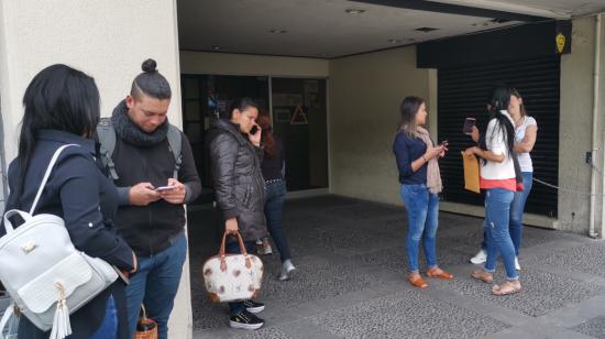 Venezolanos acudieron a la Embajada en Quito para solicitar información sobre la exigencia de visa