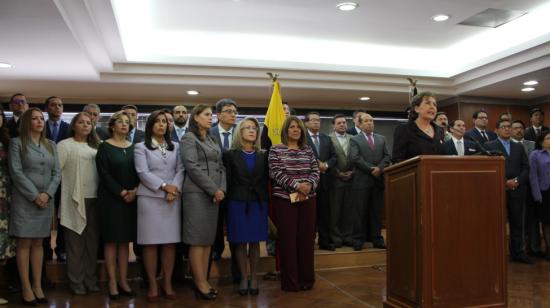 Jueces y conjueces de la Corte Nacional de Justicia acompañan a la presidenta, Paulina Aguirre, durante una rueda de prensa en septiembre de 2018.