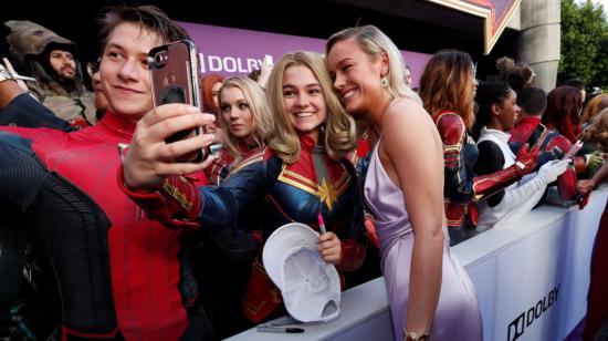 La actriz Brie Larson junto a varios fanáticos en la alfombra roja del estreno mundial de Avengers: Endgame en Los Ángeles, California.