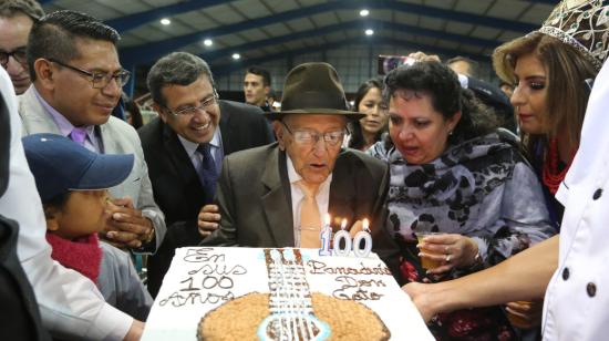 Nicolás Fiallos (centro) festeja su siglo de vida al servicio de la música ecuatoriana