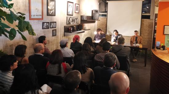 Gabriela Alemán (izq), Fernando Iwasaki (centro), y Adolfo Macías (der), durante el lanzamiento de 'El cóndor de Père-Lachaise', en Librería Rayuela.