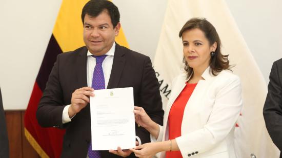 Maria Paula Romo entregó el proyecto de reformas a la ley de Movilidad Humana al presidente de la Asamblea César Litardo.