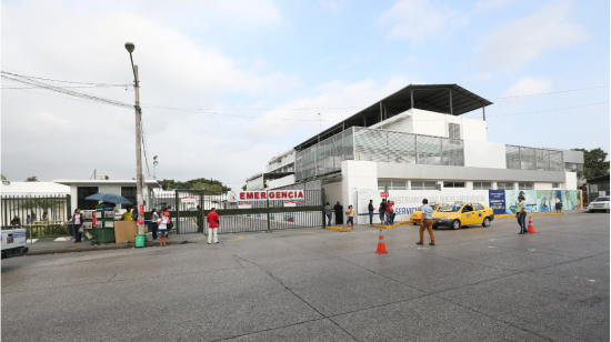 Imagen de la fachada del hospital Teodoro Maldonado Carbo, del IESS en Guayaquil, el 31 de julio de 2019. 