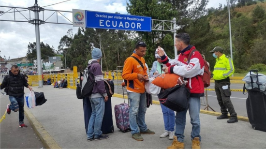 El Decreto 826 dice que el gobierno brindará amnistía a los ciudadanos venezolanos que han ingresado al país a través de controles migratorios y no han violado la ley. 