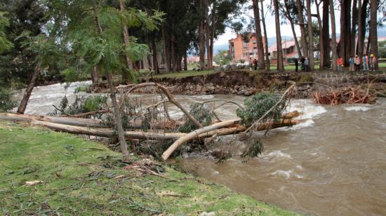 La ciudad de Cuenca se vio afectada por la crecida de los ríos a causa de la fuerza de las lluvias en 2014