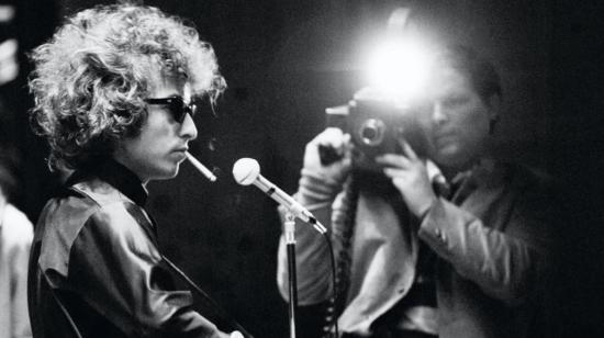 D.A. Pennebaker filma a Bob Dylan en concierto.