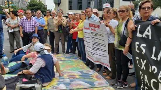 Los maestros jubilados en Guayaquil están a la espera de que sus representantes firmen un acuerdo con el Gobierno para deponer la huelga de hambre. 