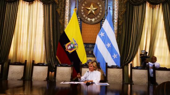 Cynthia Viteri en su comparecencia ante los medios de comunicación.