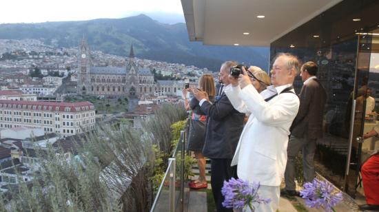 Un grupo de turistas toma fotografías desde uno de los miradores de Quito.