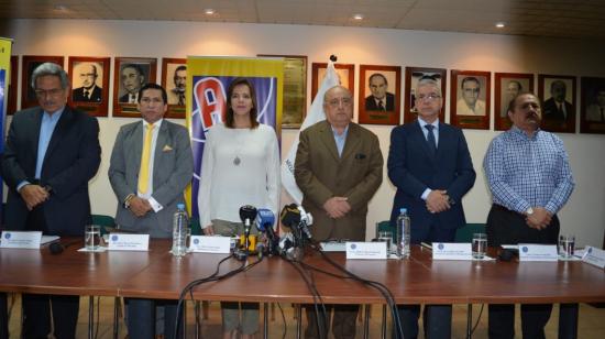 La ministra María Paula Romo participó de un conversatorio con los directivos de AER en Guayaquil. 