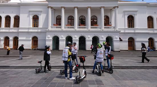 Existen paseos turísticos por Quito en scooter eléctricos