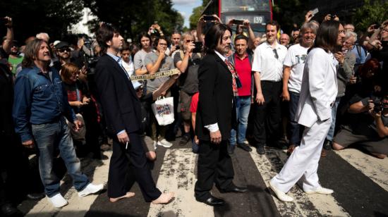 Grupo de imitadores realiza el cruce en lla mítica Abbey Road, por los 50 años de la fotografía.