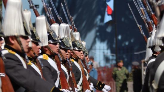 En la Tribuna del Sur, en Quito, se realizó la ceremonia militar por conmemorar 210 años de independencia.