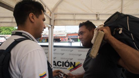 Un ciudadano venezolano se presenta en un puesto migratorio de control fronterizo.