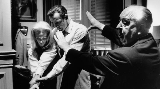 Alfred Hitchcock da instrucciones a Sean Connery, Tippi Hedren durnate la firmación de 'Marnie', en 1964.