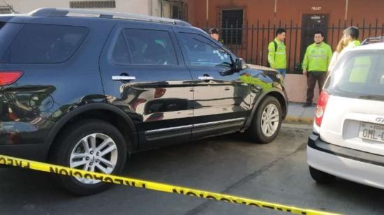 El abogado Raúl Llerena iba con su chófer por el puente que une La Puntilla con Guayaquil, cuando recibió varios disparos. 