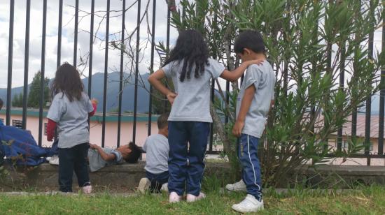 Niños juegan en la hora del recreo en una escuela de Quito, el 14 de agosto de 2019.