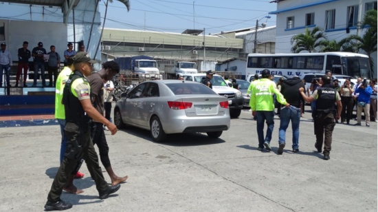 Según la Constitución y el Código Integral Penal, solo los Policías pueden detener a un presunto delincuente en delito flagrante. Esto no pueden hacer guardias privados de seguridad. 