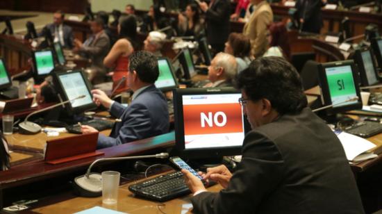 Foto de un voto negativo en el Pleno de la Asamblea, el 14 de agosto del 2019.