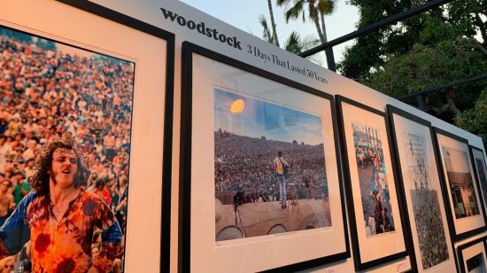 Fotografías del festival de música Woodstock se exhiben durante la inauguración de una exposición el pasado 6 de agosto de 2019, en Los Ángeles, California (EE.UU.)