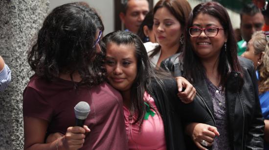 Evelyn Hernández (centro) fue absuelta por la justicia del país centroamericano