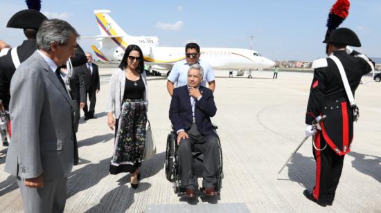 El presidente Lenín Moreno a su arribo a Roma, el 9 de julio del 2019. Al fondo, el avión Falcon 7X.