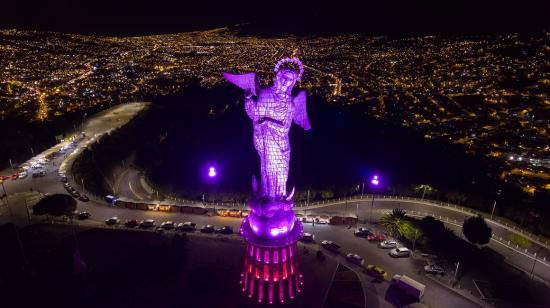 La Virgen del Panecillo se iluminó de color rosa como símbolo y lucha contra el cáncer de mama.