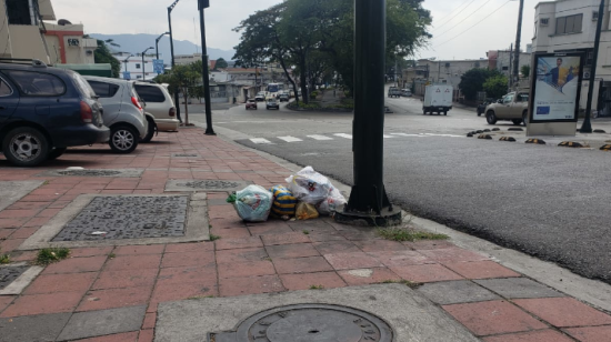 La basura en las calles en Guayaquil es un problema que no se ha solucionado en más de 20 años. Ahora Urvaseo será la empresa encargada de la recolección. 