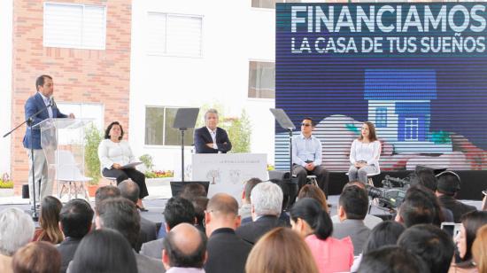 Paúl Granda, representante del Ejecutivo en el Consejo Directivo del IESS, junto al presidente Lenín Moreno.