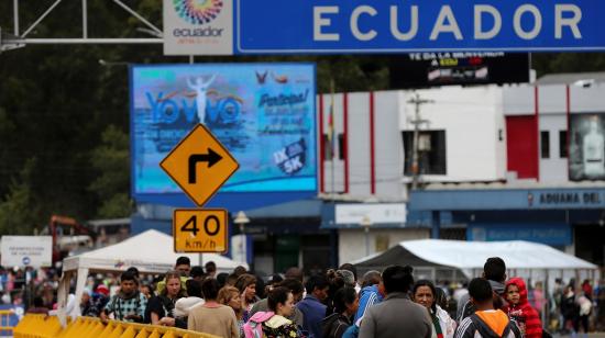 Colombia advierte de un aumento de ciudadanos venezolanos que salen de su país hacia Ecuador por el puente Rumichacha. 